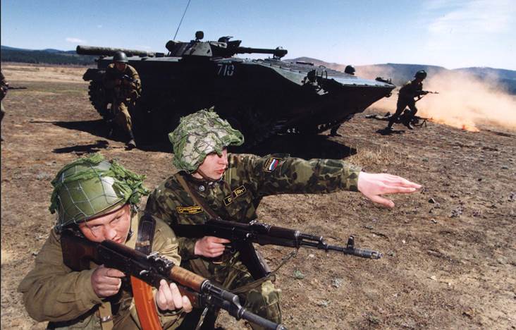 Девушки военные трахаются в пустынной местности