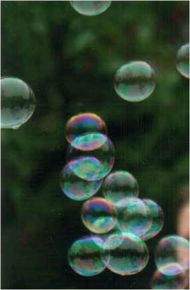 Интерференция в мыльных пузырях. Наблюдение интерференции света на мыльном пузыре. Мыльный пузырь интерференция. Интерференция света на мыльном пузыре. Пузырь интерференция.