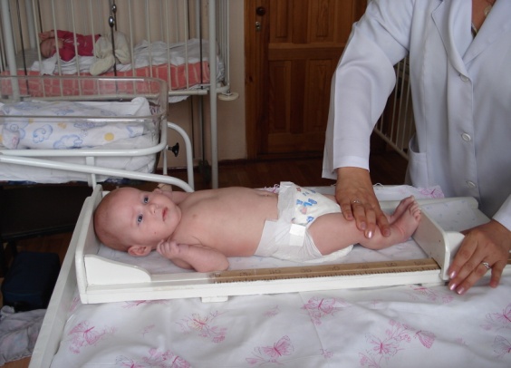 Измерение детей до года. Измерение длины тела (у детей до 1-го года).. Измерение длины тела у детей до года. Антропометрия новорожденного. Ампометрия новорожденного.