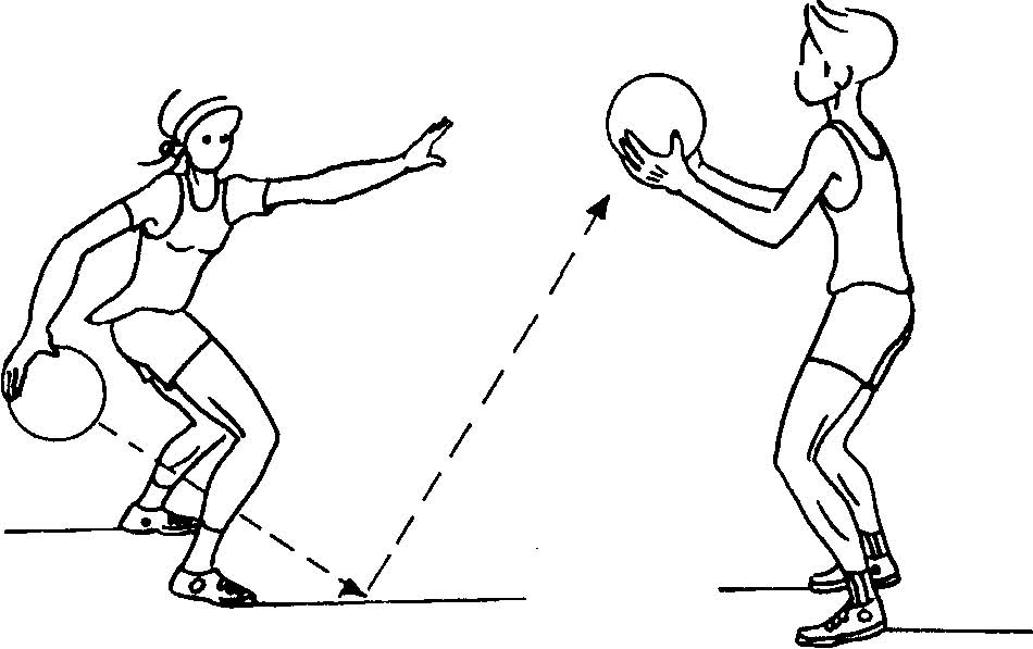 Передачи в баскетболе упражнения. Передача мяча с отскоком в баскетболе. Передача мяча с отскоком от пола. Передачи мяча в баскетболе передача с отскоком. Передача с отскоком от пола в баскетболе.