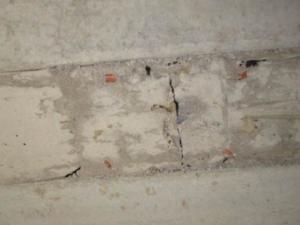 Трещина снизу. Усадочные трещины в плите перекрытия. Трещины в жб перекрытии - монолит. Усадочные трещины в бетоне плита перекрытия. Трещина на плите перекрытия снизу.