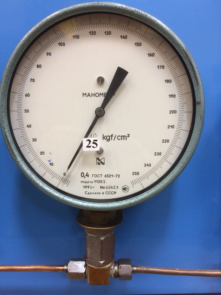 Кгс сколько атмосфер. Манометр измерения давления кгс/см2 в МПА. Единицы измерения давления кгс/см2. Манометр кгс/см2 Bar. Манометры 10 кгс/см2 МПА.