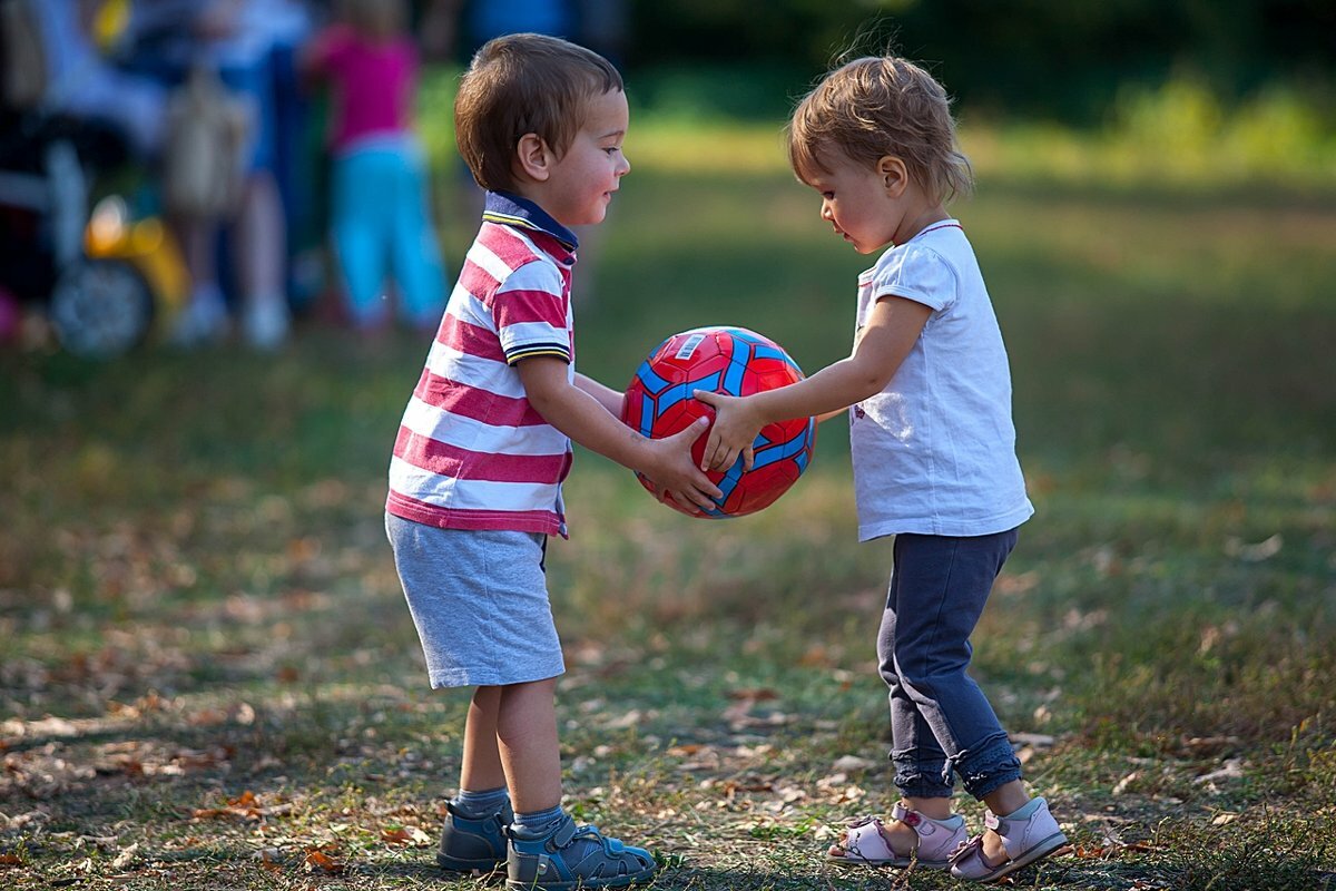 Игра с мячом с друзьями. Общение детей со сверстниками. Дружба. Детям о дружбе. Настоящая детская Дружба.