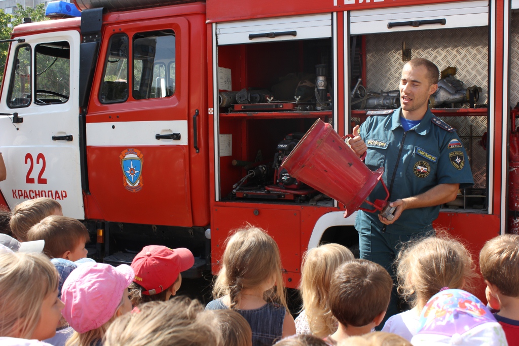 Обучение пожарной безопасности 645. Пожарные в школе. Для детей. Пожарные. Пожарная безопасность в школе. Учеба пожарных.