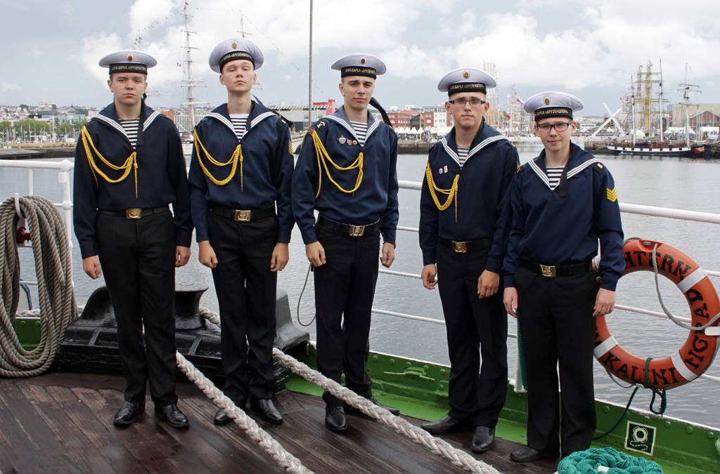На корабле было 25 человек. Крузенштерн Юнги. Крузенштерн 2006 экипаж. Матрос Юнга моряк. Моряки на корабле.