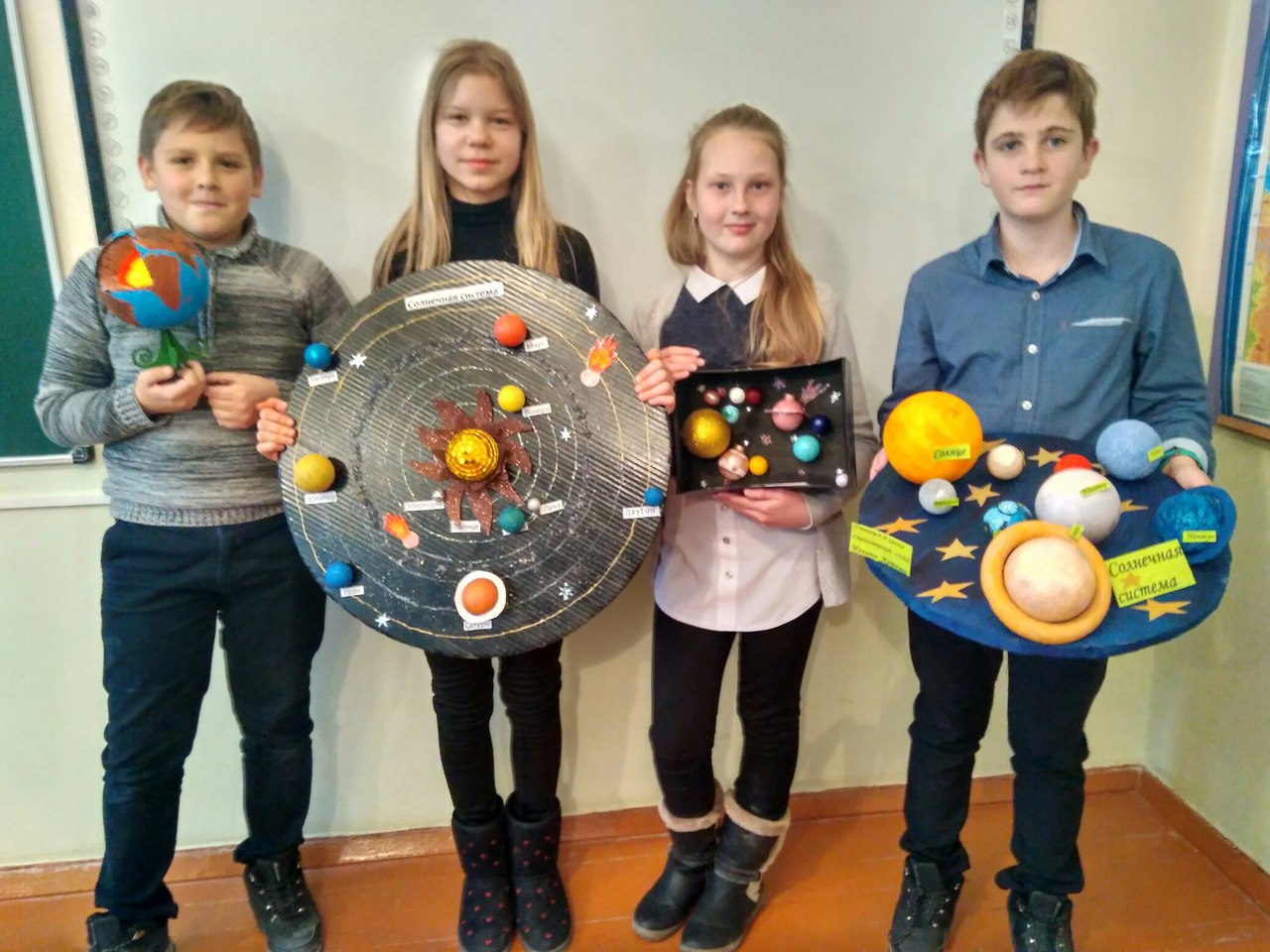 Тайна 5 планеты что с ними делать. Поделки на тему космос. Поделки на космическую тему. Поделка Солнечная система. Планеты поделка в детский сад.