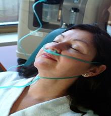 Через носовой катетер. Оксигенотерапия через носовую канюлю. Подача кислорода через носовую канюлю. Подача кислорода через носовой катетер. Носовой катетер для оксигенотерапии.