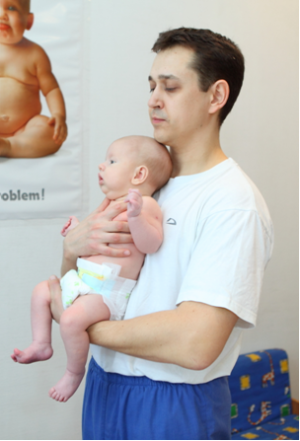 Во сколько месяцев держать вертикально. Правильное ношение грудничка на руках в 2. Как правильно носить грудничка на руках. Позы новорожденного на руках. Поза столбиком новорожденного.